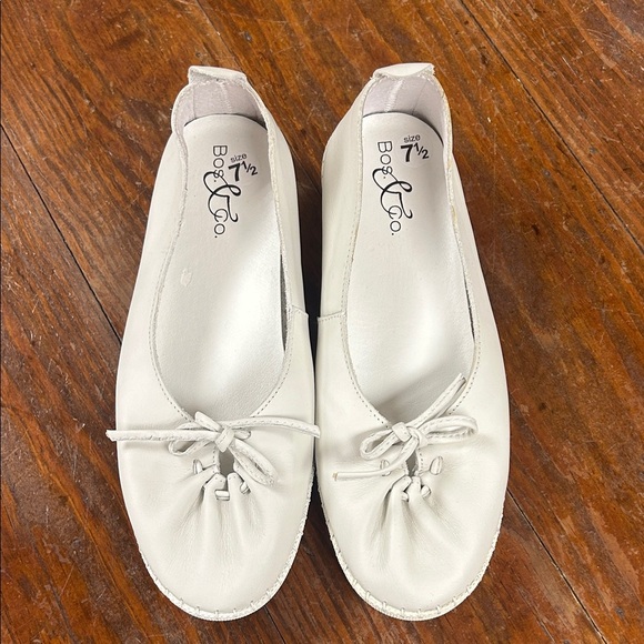 NWOB Women's White Flats - Bos & Co - Picture 1 of 7